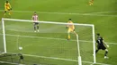 Kiper Athletic Bilbao Unai Simon (kanan) melihat bola yang masuk ke gawangnya saat melawan Barcelona pada pertandingan Liga Spanyol di Stadion San Mames, Bilbao, Spanyol, Rabu (6/1/2021). Barcelona menang 3-2 dengan dua gol dari Lionel Messi. (AP Photo/Alvaro Barrientos)