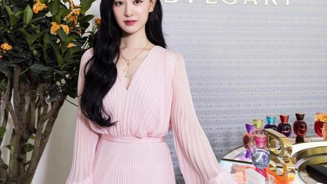 Kim Ji Won menghadiri event Bulgari Allegra di Singapura. (Instagram.com/@voguekorea)