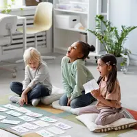 Ciri anak memiliki kecerdasan interpersonal. (Foto: Freepik)