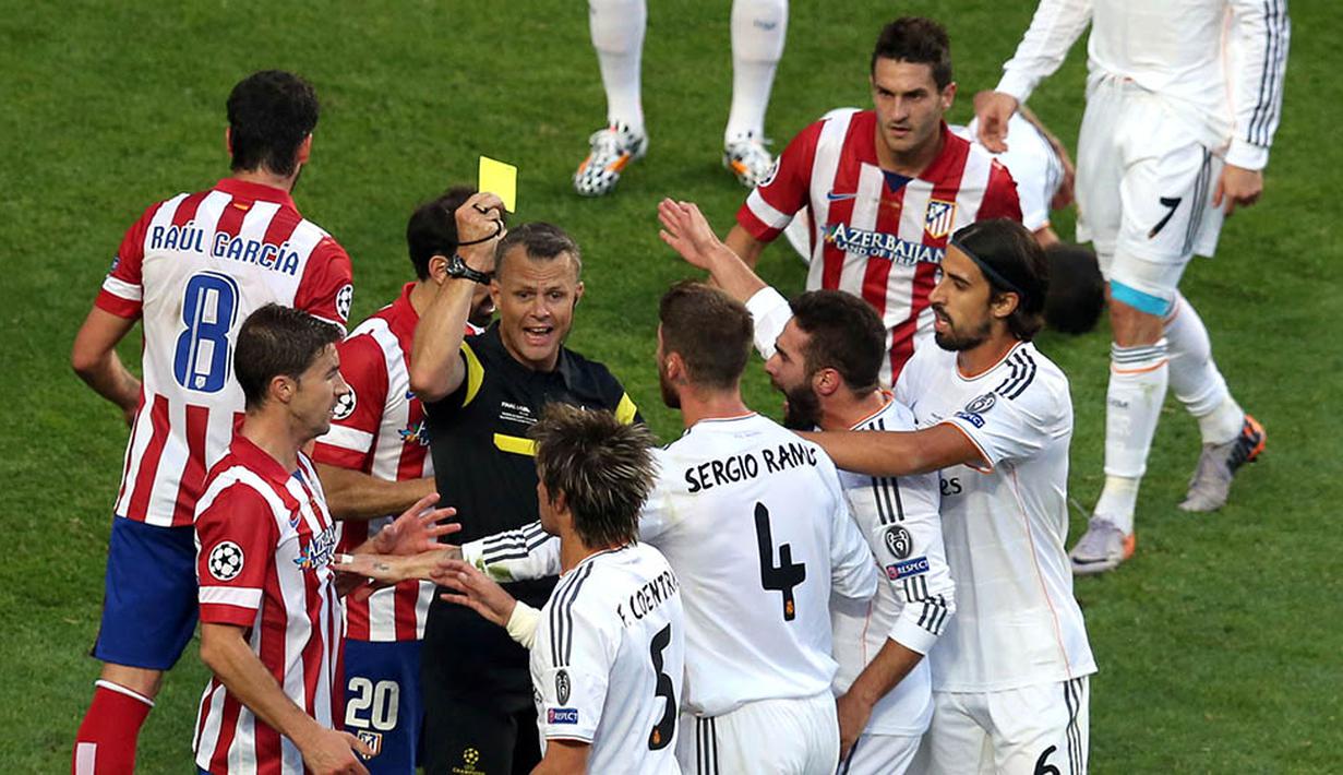 Wasit Bjorn Kuipers, memberikan kartu kuning kepada bek Real madrid, Sergio Ramos, pada laga final Liga Champions melawan Atletico Madrid di Stadion Luz, Portugal, Sabtu (24/5/2014). (EPA/Andre Kosters)