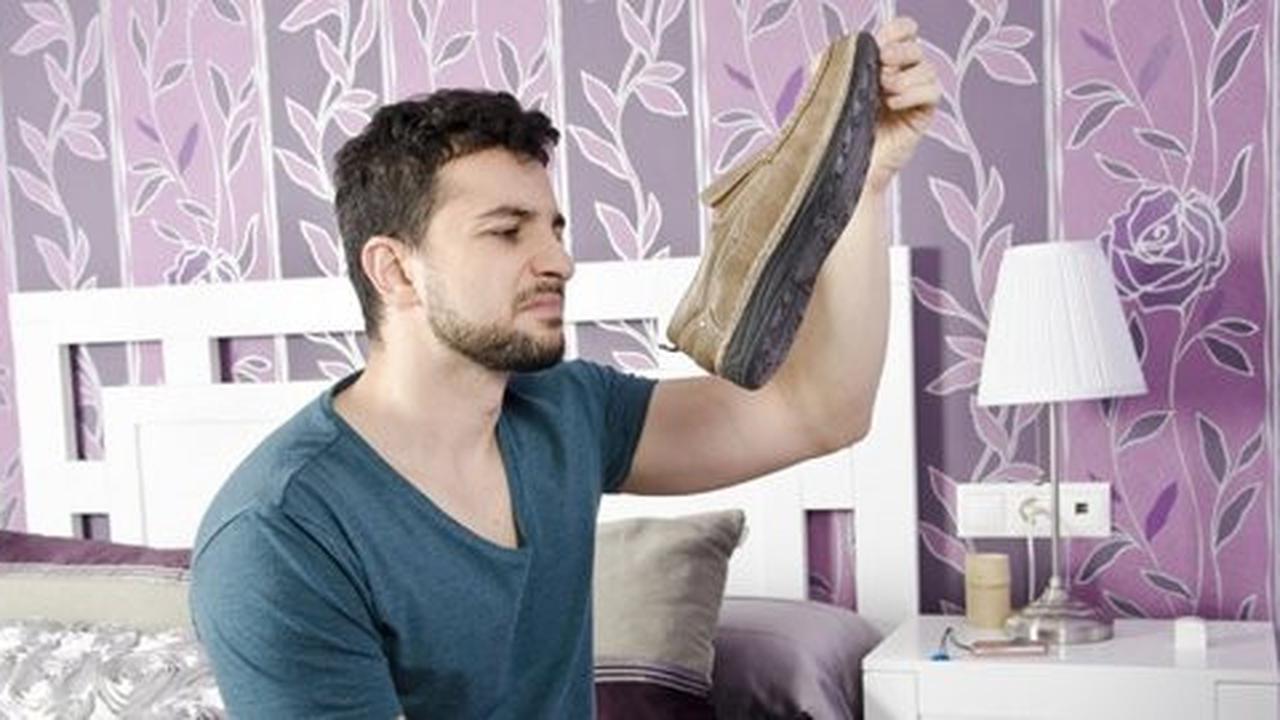 Cara praktis mengatasi bau tidak sedap pada sepatu