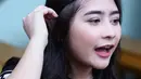 "Ini pertama kali ketemu, aku belum pernah ketemu secara langsung, cuma lewat depan mata aja. Dikasih kesempatan sama beliau untuk berduet wah bangga pastinya, ya semoga lancar," ujar Prilly Latuconsina. (Nurwahyunan/Bintang.com)