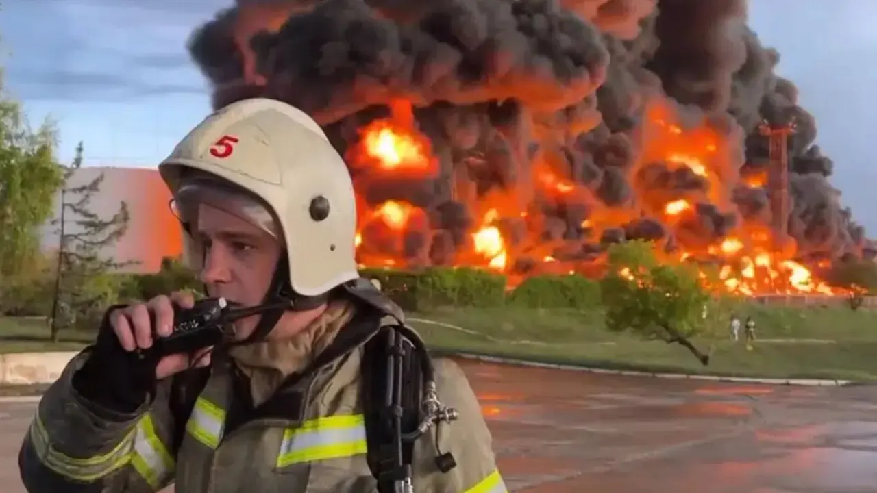 Foto dari Gubernur Sevastopol, Mikhail Razvozhaev, dari Telegram. Seorang pemadam kebakaran memantau kebakaran di tanki bahan bakar di Crimea pada Sabtu (29/4).