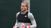 Kiper Liverpool, Loris Karius melakukan pemanasan saat menghadiri sesi pelatihan di kompleks pelatihan Melwood tim di Liverpool, Inggris barat laut, (23/4). Liverpool akan bertanding melawan wakil Italia, AS Roma di stadion Anfield. (AFP Photo/Paul Ellis)