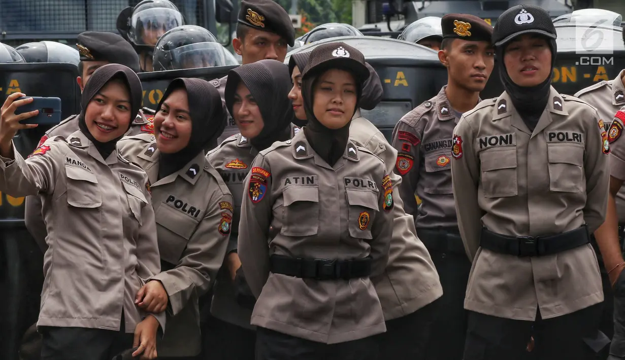 Polisi wanita (polwan) diturunkan untuk mengamankan peringatan Hari Buruh 2019 di kawasan Bundaran HI, Jakarta, Rabu (1/5/2019). Aparat kepolisian menutup Jalan Sudirman, Jakarta Pusat arah Bundaran Hotel Indonesia (HI) atau sebelum Halte Transjakarta Tosari. (Liputan6.com/Johan Tallo)