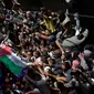 Pelayat membawa jasad perawat Palestina, Razan Najjar saat pemakamannya di Kota Khan Younis, Jalur Gaza Selatan, Sabtu (2/6). Razan ditembak tentara Israel saat memberi pertolongan pada korban luka di tengah demonstrasi di Gaza. (AP Photo/Khalil Hamra)