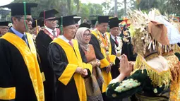 Mantan Wakil Presiden Jusuf Kalla didampingi sang istri, Mufidah Kalla tiba untuk penganugerahan gelar doktor kehormatan (Dr. Honoris Causa), di Universitas Negeri Padang (UNP), Kamis (5/12/2019). JK menerima anugerah doktor honoris causa di bidang penjamin mutu pendidikan. (FOTO: Tim Media JK)