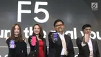 PR Manager Oppo Aryo Meidianto (kedua kanan), Marketing Director Oppo Alinna Wenxin (kiri), Marketing Planning Manager Oppo Suwanto (kanan) dan aktris Chelsea Islan (kedua kiri) menunjukkan Oppo F5, Jakarta, Senin (13/11). (Liputan6.com/Angga Yuniar)