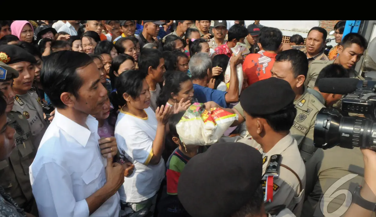 Warga yang ingin mendapat THR dari Jokowipun membludak. Mereka sangat antusias menerima THR dari Presiden Terpilih Indonesia, Jakarta, Kamis (24/7/2014) (Liputan6.com/Herman Zakharia)