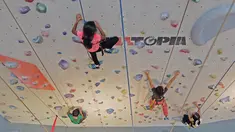 Anak-anak dengan lincah meniti tiap track tebing buatan di Mall Kallang Wave, (25/3/2017). Areal ini merupakan bagian dari Singapura Sport Stadium. (Bola.com/Nicklas Hanoatubun)
