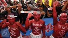 Sejumlah pekerja JICT melakukan aksi unjuk rasa di depan Gedung KPK, Jakarta, Kamis (10/3/2016). Dalam aksinya mereka menuntut penuntasan kasus perpanjangan kontrak PT Jakarta International Container Terminal (JICT). (Liputan6.com/Helmi Afandi)
