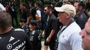 Messi juga terlihat sempat mencoba duduk di kokpit mobil dari Kimi Antonelli pemenang dari Formula 1 GP Miami 2026. (AP Photo/Rebecca Blackwell)