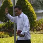 Ketum PB Ikatan Anggar seluruh Indonesia Agus Suparmanto tiba di Kompleks Istana Kepresidenan di Jakarta, Selasa (22/10/2019). Sama seperti yang lain, Agus menyambangi Istana dengan mengenakan kameja putih. (Liputan6.com/Angga Yuniar)