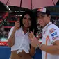 Marc Marquez (kiri) berpose bersama salah satu gadis payung saat berlangsungnya acara Meet & Greet di Sirkuit Sentul, Bogor, (21/10/2014). (Liputan6.com/Helmi Fithriansyah)