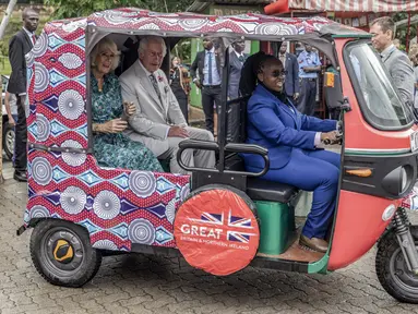 Ratu Camilla (Kiri) dan Raja Charles III (kedua dari kiri) duduk di dalam tuktuk listrik bersama seorang pengemudi dari Komisi Tinggi Inggris Eunice Karanja (kanan) saat mengunjungi Fort Jesus, sebuah situs warisan dunia UNESCO, di Kota Tua Mombasa, Kenya pada 3 November 2023. (Luis Tato/AFP)