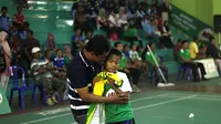  M.Rizky mendapatkan semangat dari sang ayah ketika akan bertanding di babak final kategori tunggal SD Putra MILO School Competition Padang di GOR Semen Padang Indarung (istimewa)