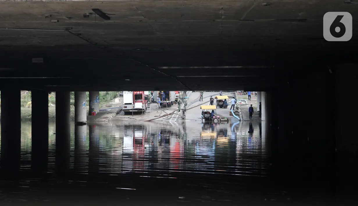 Kondisi underpass Kemayoran yang masih terendam banjir Jakarta Pusat, Minggu (26/1/2020). Ketinggian air yang masih merendam underpass Kemayoran mencapai 1,5 meter. (merdeka.com/Iqbal S Nugroho)