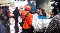 Petugas mengevakuasi jenazah salah satu korban kebakaran industri keripik rumahan di Jalan Raya Candi V, Kota Malang, Jawa Timur. (Liputan6.com/Zainul Arifin)