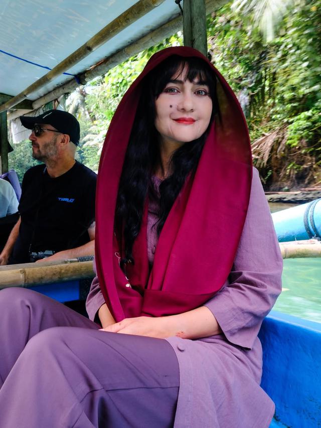 6. Kerudung Merah Dan Setelan Ungu