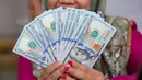Karyawan menunjukkan lembaran uang Dolar AS di VIP Money Changer, Jakarta, Jumat (5/6/2026). (merdeka.com/Arie Basuki)