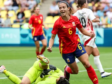 Gelandang Spanyol, Aitana Bonmati melakukan selebrasi usai mencetak gol pada pertandingan sepak bola Olimpiade Paris 2024 grup C putri melawan Jepang di Stadion La Beaujoire di Nantes pada 25 Juli 2024. (ALAIN JOCARD/AFP)