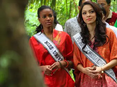 Miss Universe 2011 Leila Lopes (kiri) bersama Putri Indonesia Lingkungan 2010 Reisha Kartika Sari (kanan) saat melakukan kunjungan ke ekowisata Soedyatmo, Pantai Indah Kapuk, Jakarta Utara, Kamis (6/10). (Antara)
