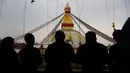 Umat Buddha Nepal berdoa selama perayaan Buddha Jayanti atau Buddha purnima di stupa Boudhanath, Kathmandu, Nepal (30/4). Festival ini menandai tiga peristiwa kehidupan Buddha Gautama. (AP/Niranjan Shrestha)