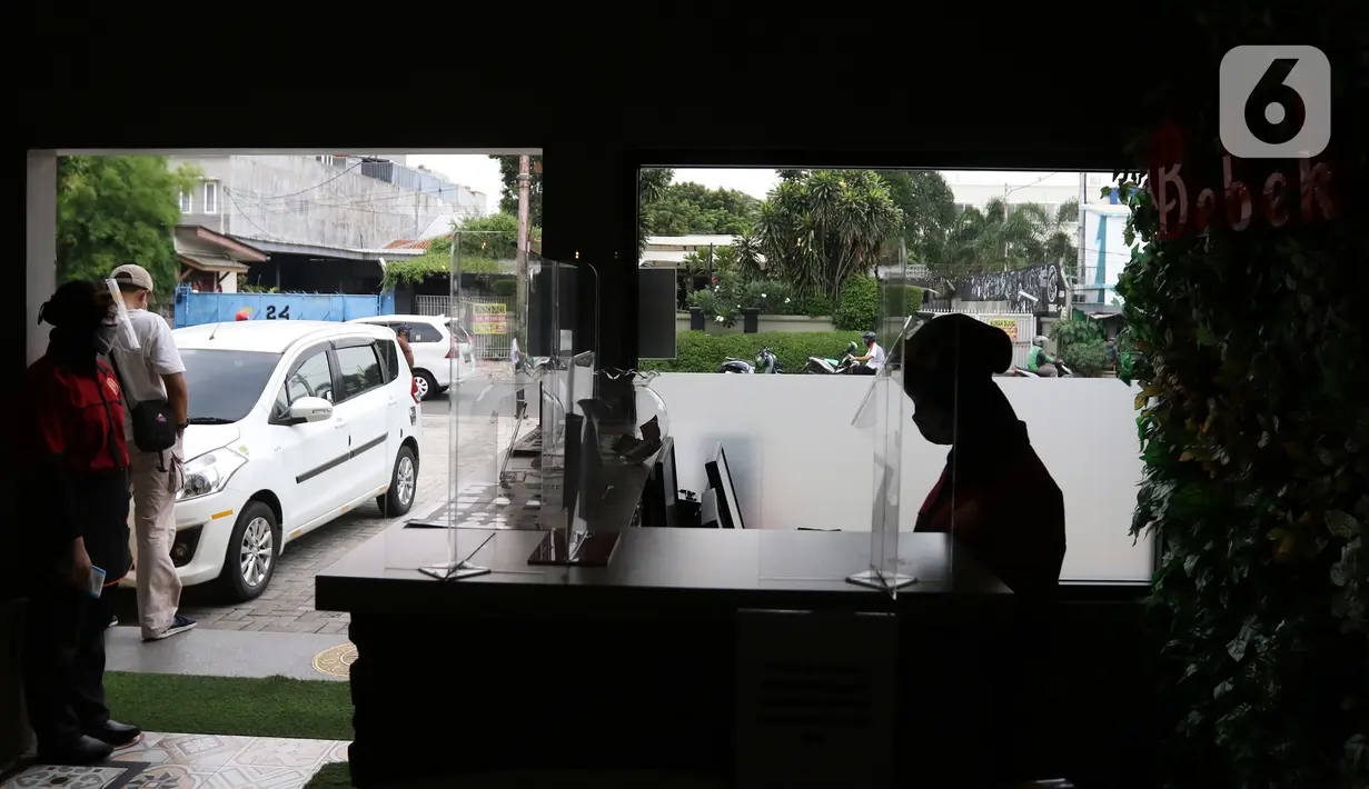 Pramusaji menunggu pengunjung di restoran Bebek Kaleyo, Kemanggisan, Jakarta, Senin (12/10/2020). Pada penerapan kembali masa PSBB Transisi Jakarta, restoran dan cafe diperbolehkan melakukan pelayanan makan di tempat dengan protokol kesehatan yang ketat. (Liputan6.com/Herman Zakharia)