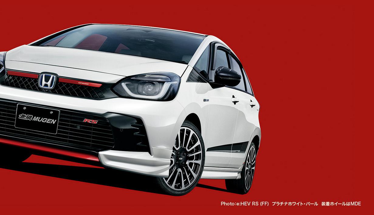 Bodi Mugen pada Honda Jazz Facelift 2022 ini dipuruntukkan bagi varian RS dan Home. Seri RS punya banyak perubahan meliputi tarikan garis bercorak merah pada bumper depan. Ada juga garis lebih tebal yang juga berwarna merah pada grille depan.