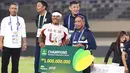 Kapten Garudayaksa, Asep Berlian (kiri) menerima giant check dari wakil ketua PSSI, Zainudin Amali dalam babak final di Stadion Maguwoharjo, Sleman, pada Sabtu (9/5/2026) malam WIB.