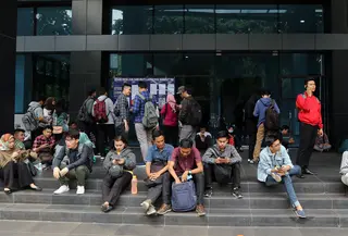 Sejumlah pencari kerja memadati arena Job Fair di kawasan Jakarta, Rabu (27/11/2019). Job Fair tersebut digelar dengan menawarkan lowongan berbagai sektor untuk mengurangi angka pengangguran. (Liputan6.com/Johan Tallo)