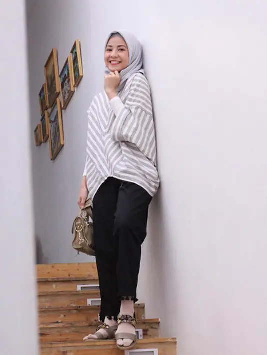 Lantaran kedua anaknya sangat senang mengonsumsi buah-buahan, Natasha mengaku dalam satu bulan ia bisa membelinya dua sampai tiga kali. Kebiasaan memakan buah memang dibiasakan Natasha pada anak-anaknya. (Instagram/natasharizkynew)