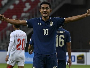 Ajang pesta sepak bola negara-negara di kawasan Asia Tenggara, Piala AFF telah memasuki edisi yang ke-14, sejak edisi pertama pada 1996 hingga penyelenggaraan terkini edisi 2022. Termasuk edisi 2022 yang telah memasuki fase semifinal, tercatat ada 5 pemain yang masuk dalam daftar pencetak gol terbanyak sepanjang masa. Berikut daftar kelima pemain tersebut. (AFP/Roslan Rahman)