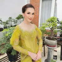 Baru-baru ini Ayu Ting Ting terlihat menghadiri acara pernikahan kerabatnya. Penampilannya bisa jadi inspirasi untuk kondangan. [@ayutingting92]