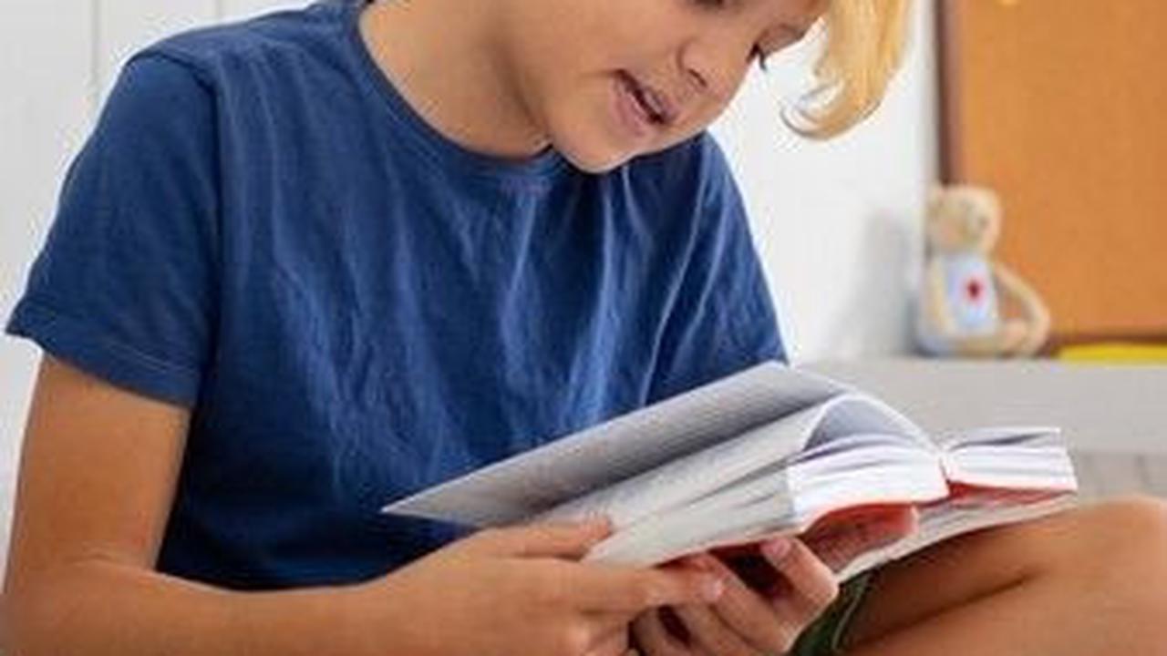 Setiap anak memiliki preferensi dan kebutuhan yang berbeda, jadi pastikan untuk melibatkan mereka dalam proses pemilihan warna kamar mereka.