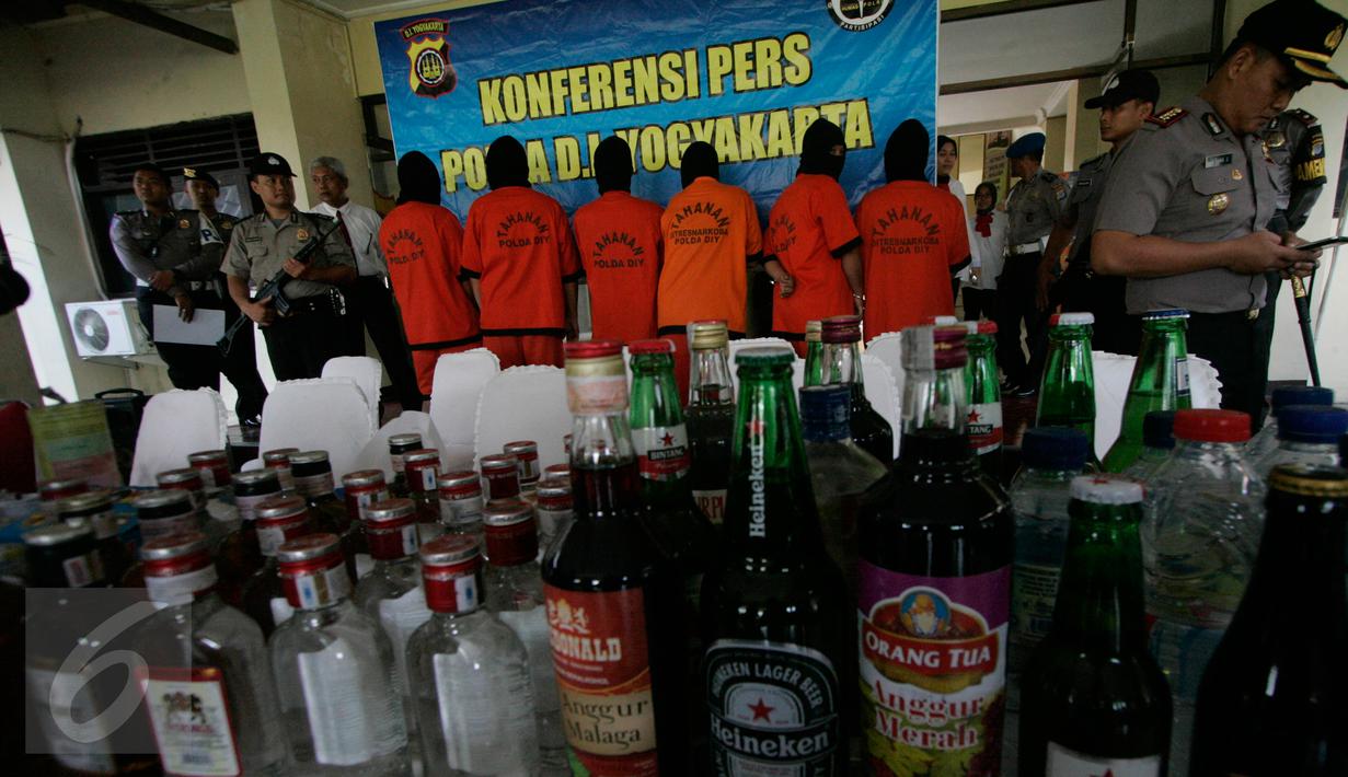 Tersangka dan barang bukti dihadirkan saat pemusnahan hasil Operasi Pekat di halaman Mapolda DIY, Senin (6/6). Belasan ribu petasan dan ribuan botol miras itu merupakan barbuk hasil Operasi Pekat yang digelar sebelum Ramadan. (Liputan6.com/Boy Harjanto)