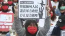 Seorang warga negara Myanmar yang tinggal di Taiwan memegang poster bertuliskan "Mendukung Rakyat Myanmar. Mengutuk Kudeta Militer. Hentikan Penindasan dengan Kekerasan” selama aksi demonstrasi di Liberty Square di Taipei, pada Minggu (21/3/2021). (AP/Chiang Ying-ying)