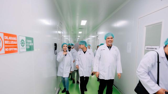 Aktivitas Michael Simon sebagai pengusaha di bidang kosmetik. (Foto: Dok. Koleksi Pribadi Michael Simon)