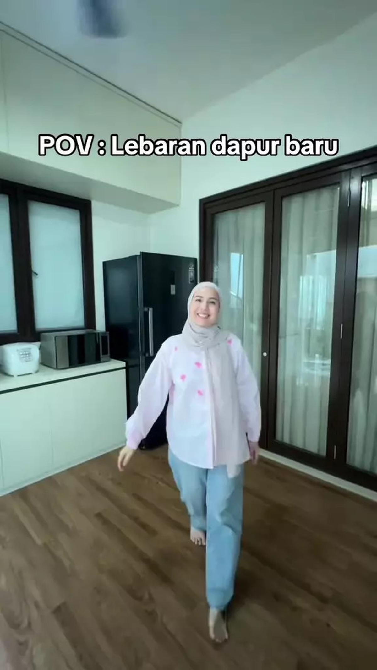 6 Potret Dapur Mewah Tya Ariestya, Dilengkapi Fasilitas Serba Canggih - Kabinet Buka Tutup Otomatis
