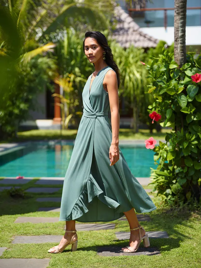 Model Long Dress Bahan Crepe dengan Potongan Wrap