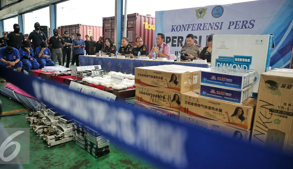 Suasana konpers gagalkan penyelundupan narkotika di Jakarta, Selasa (2/2). 16,81 kg narkotika jenis methamphetamin atau shabu asal China berhasil digagalkan Bea dan Cukai, BNN, Polres Pelabuhan Tanjung Priok. (Liputan6.com/Faizal Fanani)