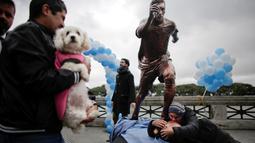 Seorang penggemar mencium patung Lionel Messi seusai Argentina gagal menjadi juara Copa America Centenario 2016 di Buenos Aires, Argentina, (28/6/2016). (AP Photo/Victor R. Caivano)