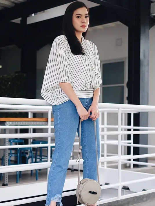 Kali ini Alice memilih blouse bermotif garis-garis yang dominan berwarna putih. Terlihat kasual lantaran Alice memadukannya dengan celana jeansnya. Terlihat seperti remaja kan? (Instagram/alicenorin)
