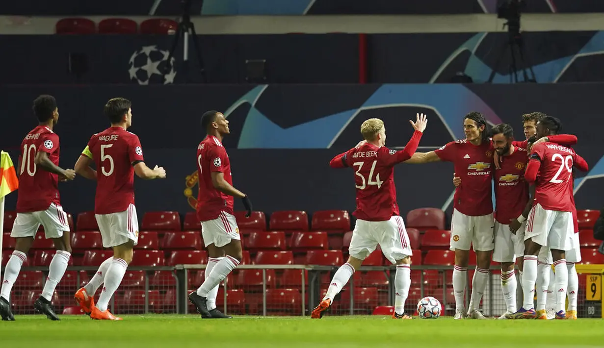 Pemain Manchester United Bruno Fernandes merayakan dengan rekan setimnya usai mencetak gol ke gawang Istanbul Basaksehir pada pertandingan Grup H Liga Champions di Old Trafford, Manchester, Inggris, Selasa (24/11/2020). MU puncaki Grup H usai mengalahkan Istanbul Basaksehir. (AP Photo/Dave Thompson)