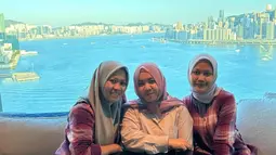 Selain menikmati taman hiburan, ketiga pengasuh ini juga sempat bersantai di sebuah tempat dengan pemandangan kota Hong Kong yang indah. Hidangan ringan seperti camilan manis tersaji di meja mereka, melengkapi suasana akrab dan penuh canda tawa. (Liputan6.com/IG/@ciamyayu_94)