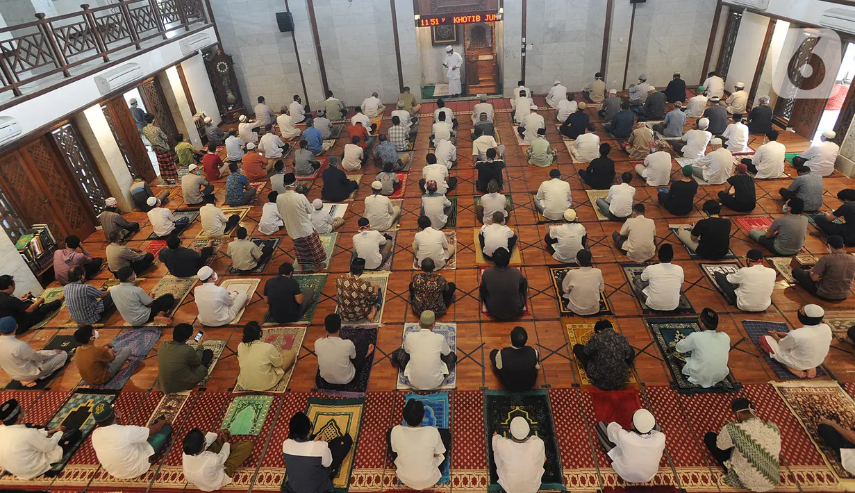 Warga melaksanakan salat Jumat berjemaah di Masjid Raya Cinere, Depok, Jumat (5/6/2020). Umat muslim di sejumlah wilayah Jabodetabek menunaikan salat Jumat perdana dengan menerapkan protokol pencegahan COVID-19 setelah dua bulan kegiatan ibadah di masjid ditiadakan. (merdeka.com/Arie Basuki)