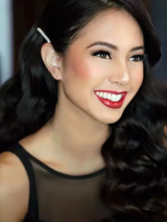 Kali ini lipstik merah dan eyelinernya menjadi on poin dalam penampilamnya. Sambil tersenyum, pesona cantik Aurelie Moeremans kian terpancar saat mengenakan makeup tebal.(Liputan6.com/IG/@aurelie)