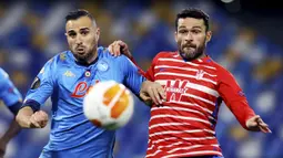 Striker Granada, Jorge Molina (kanan) berebut bola dengan bek Napoli, Nikola Maksimovic dalam laga leg kedua babak 32 Besar Liga Europa 2020/21 di Diego Armando Maradona Stadium, Kamis (25/2/2021). Granada kalah 1-2 dari Napoli. (LaPresse via AP/Alessandro Garofalo)