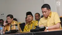 Ketua DPD I Partai Golkar Jabar, Dedi Mulyadi (tengah) bersama Ketua DPD DKI Jakarta, Fayakhun Andriadi (kanan) jelang menyerahkan surat permohonan pelaksanaan Munaslub di kantor DPP Partai Golkar, Jakarta, Rabu (6/12). (Liputan6.com/Helmi Fithriansyah)
