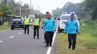 Satuan Lantas Polres Kebumen bersama tim Traffic Accident Analysis (TAA) Ditlantas Polda Jateng mengolah tempat kejadian perkara (TKP), Senin (30/12/2019). (Foto: Liputan6.com/Polres Kebumen/Muhamad Ridlo)